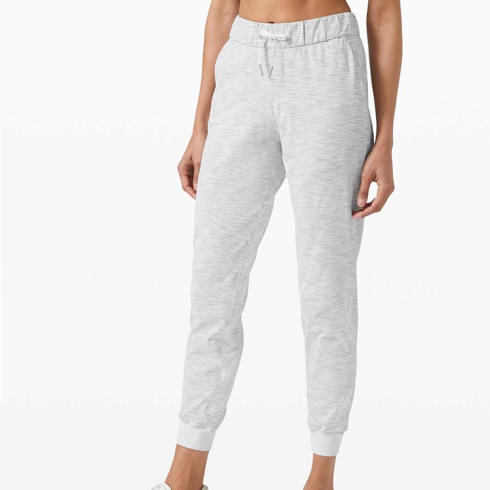 Lululemon on the fly joggers